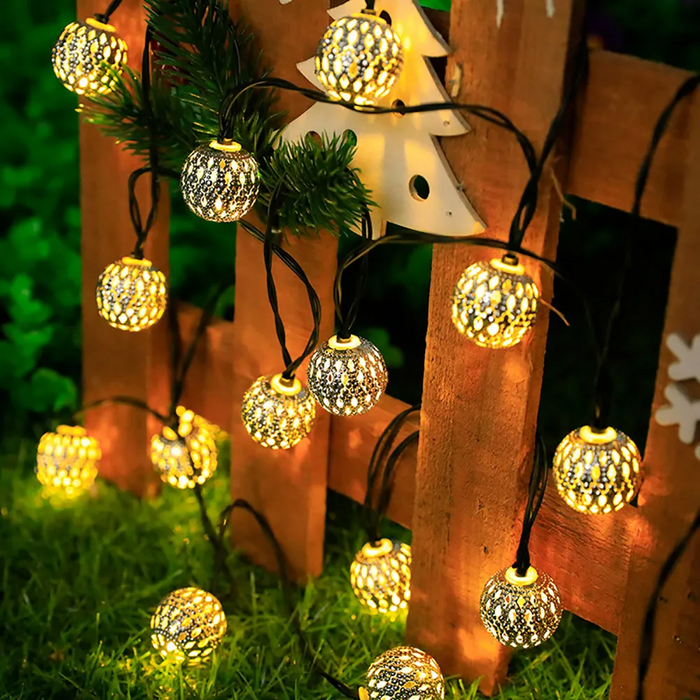 Guirlande lumineuse de Noël LED avec boules marocaines creuses en métal - À piles